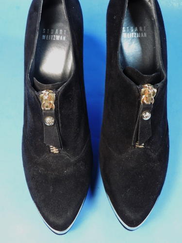 ladies' STUART WEITZMAN BLACK SUEDE W/ GOLD CHAIN HEEL BOOTIES (XLNT) 8M - Picture 5 of 10