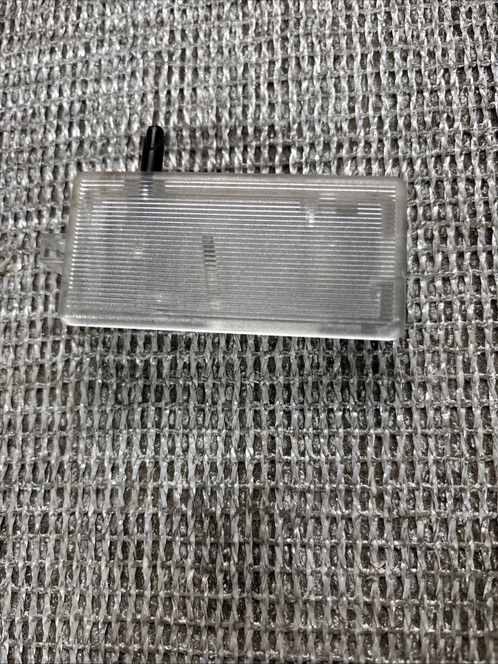 BMW 325xi внутренний свет перчаточный ящик 2004 - Изображение 2 из 4