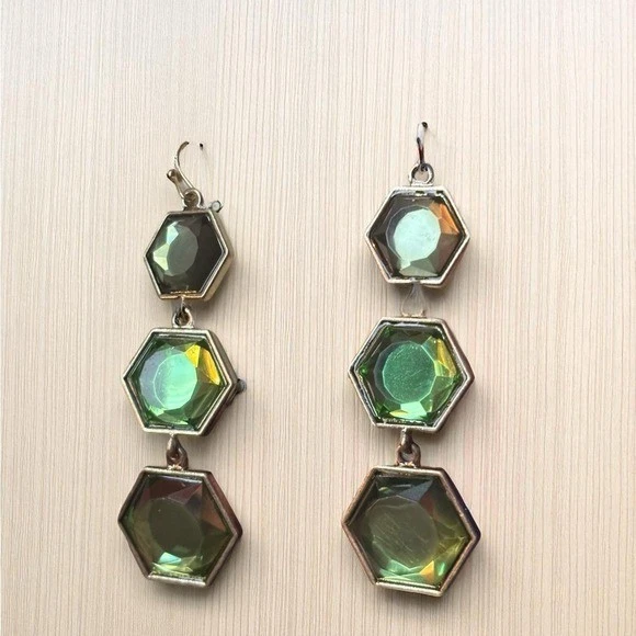 Pendientes colgantes Anna & Ann gema hexagonal tono oro verde llamativo. Foto 4 de 4