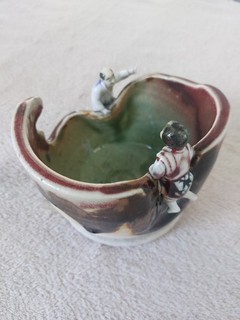 SIGNED JAPANESE SUMIDA GAWA POTTERY POND BOWL WITH FIGURES.