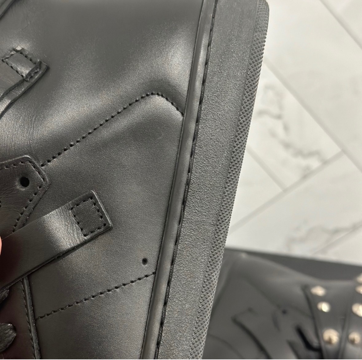 Sneakers alte SAINT LAURENT PARIS Saint Laurent in pelle nera con borchie