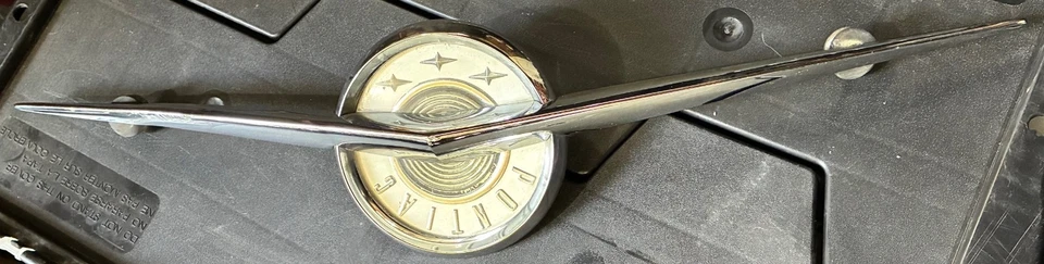 De colección 1957 Original Pontiac Chieftain/Super Chief Hood Ornamento Emblema Foto 2 de 4