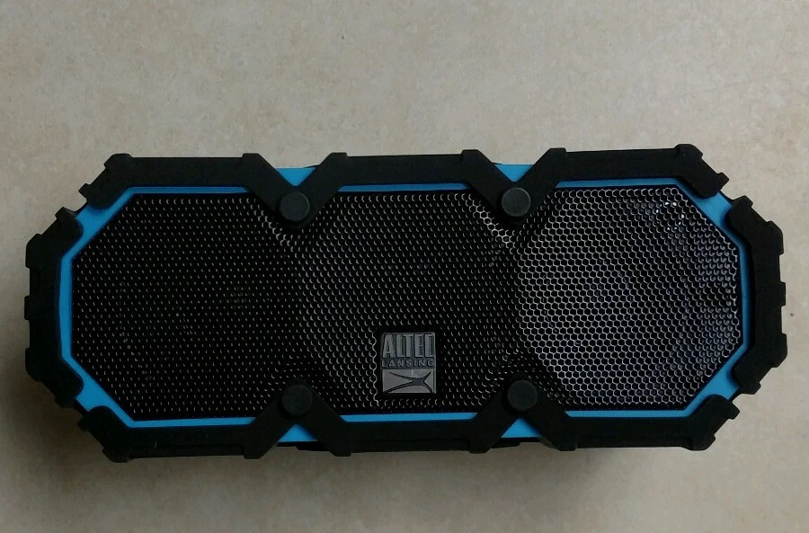 Chaleco salvavidas Altec Lansing 2 resistente inalámbrico Bluetooth altavoz y cargador de dispositivo Foto 2 de 4