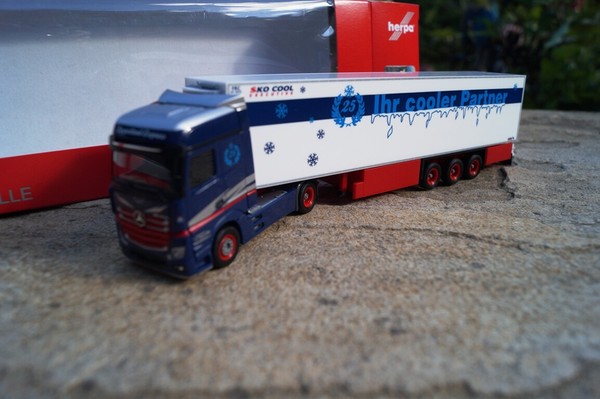 "Herpa Mercedes-Benz Actros Bigspace KüHlkoffer-Sattelzug \"Spedition Tasche "-image