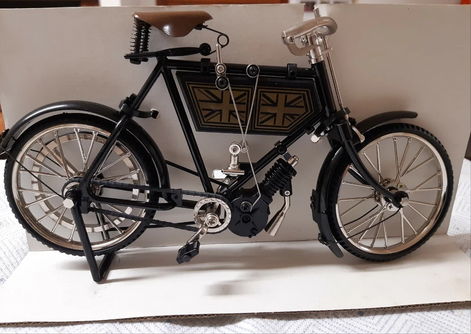 MOTO D'EPOCA TRIUMPH ANNO 1902 COME NUOVO RARO SCALA 1/8 -1/10 NON SPECIFICATA. - Immagine 2 di 3