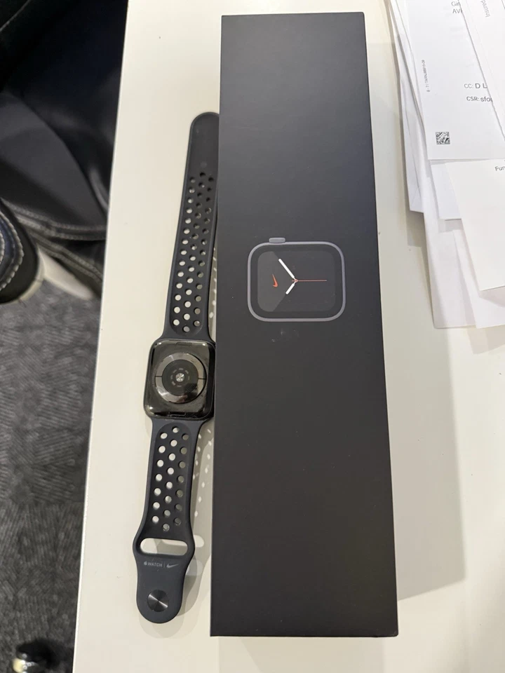 iWatch Series 5 GPS , Cellular - Image 2 of 4