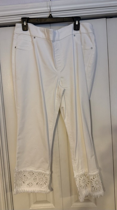NWT Chico’s Eyelet Hem Crop Denim - Alabaster - Size 2.5 ( US 14)