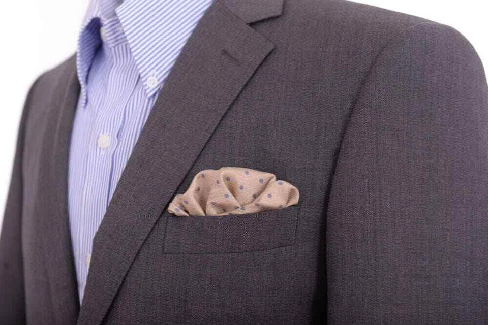 Cuadrado de bolsillo Cesare Attolini bronceado con lunares azules seda Foto 2 de 2