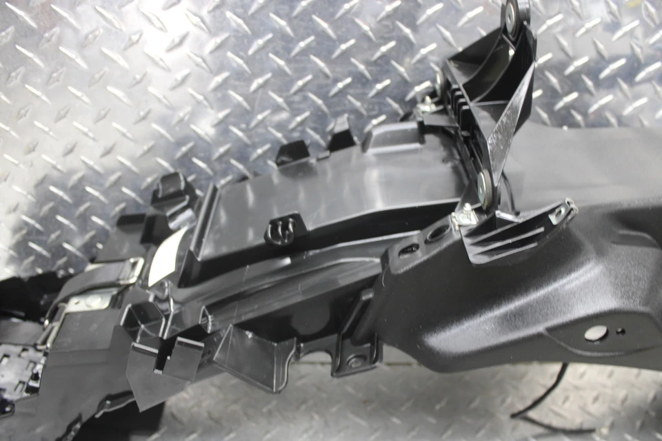 Suzuki GW250Z 2015 trasero trasero trasero bandeja de batería plástico 63111-48H31 Foto 3 de 4