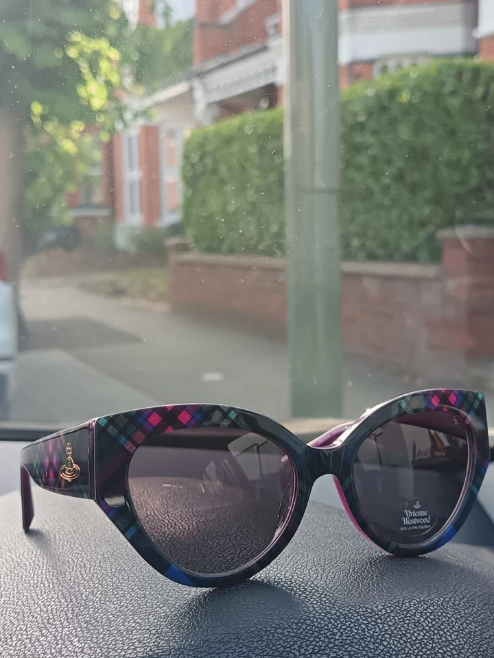 Vivienne Westwood Women's Sunglasses Retail Price £150 - Image 3 of 4
