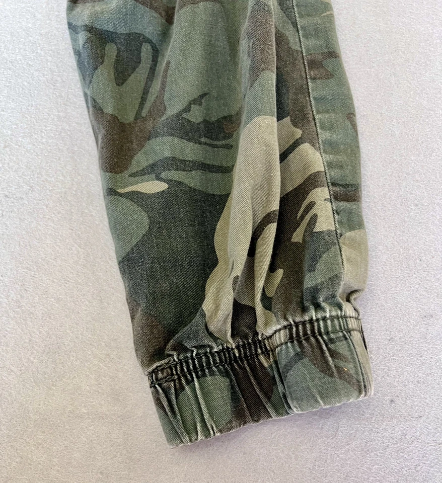 Pantalones cargo Wrangler para niño talla 14 Husky camuflados pierna recta cintura ajustable Foto 2 de 4