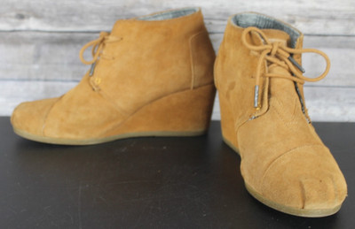 TOMS Wedge Booties Women s Size 9.5 W Kayla Desert Tan Suede Lace-Up Ankle Boots