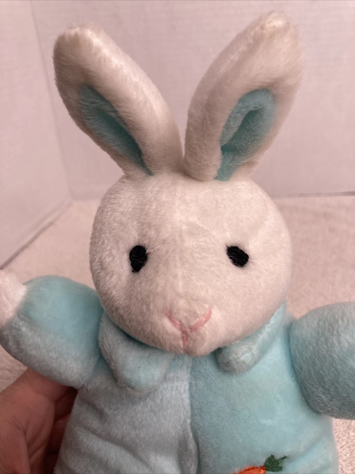 Peluche MACY’S First Impressions Baby Bunny Rabbit AZUL 10” Sonajero Zanahoria Foto 2 de 4