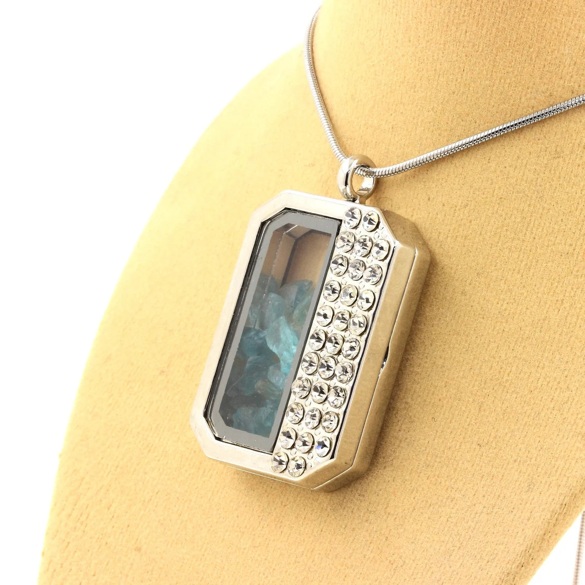 Collier original en Apatite Paraiba brut demi-rectangle, l'idée cadeau d'anniversaire idéale