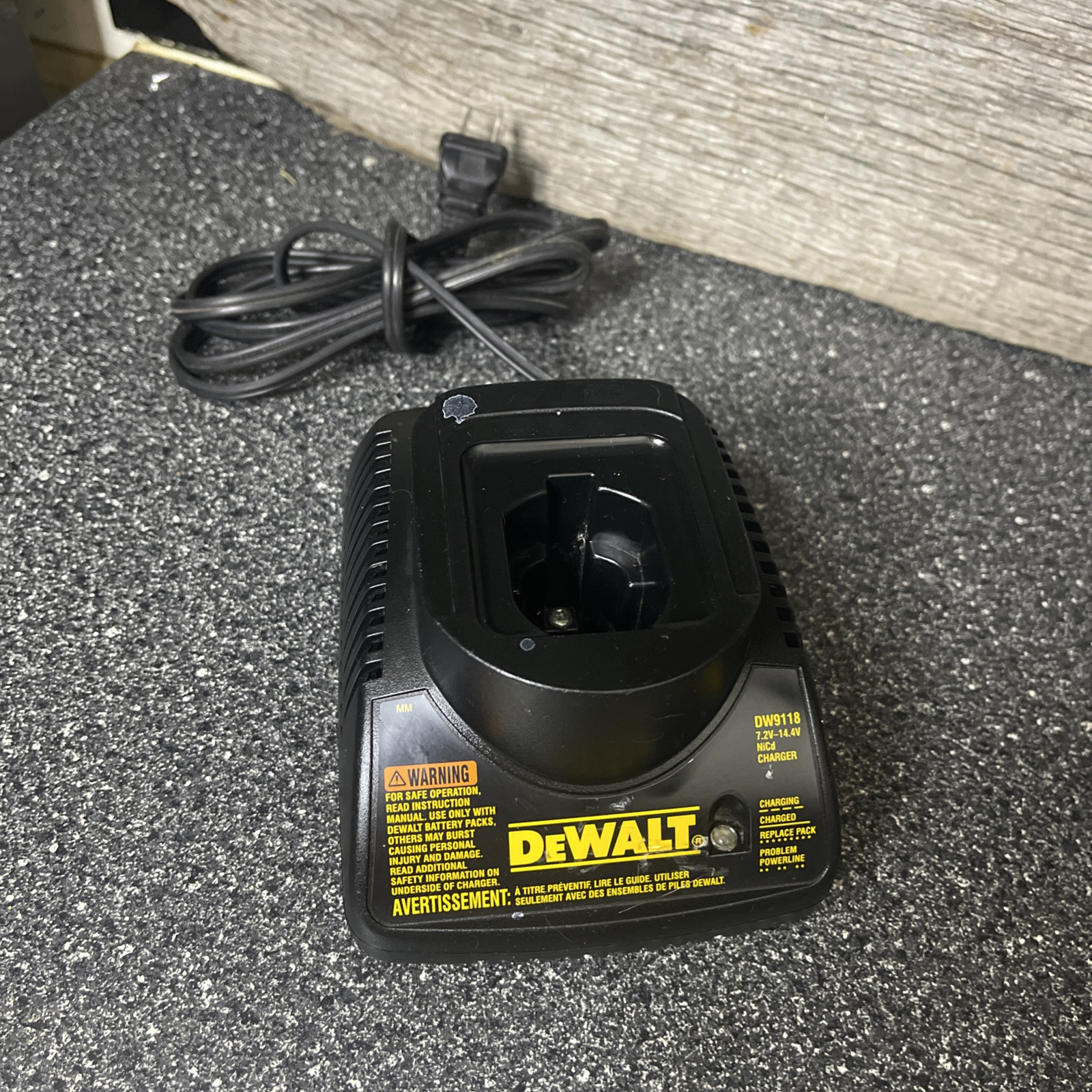 Genuine DeWalt DW9118 7.2V - 14.4V NiCd Tool Battery Charger TESTED WORKING