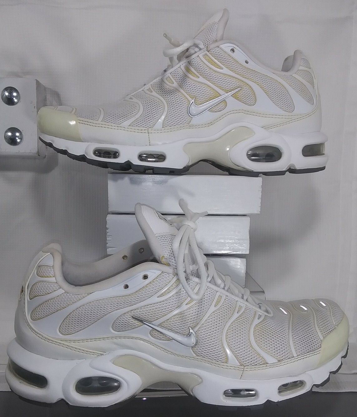 nike tuned 1 triple white