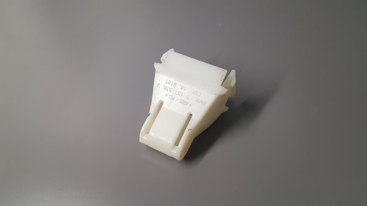 GENUINE USED BMW E81 E87 E82 REAR SEAT TRIM CLIP 52207157536  