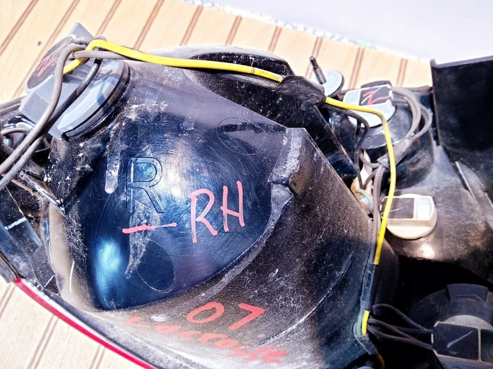 Luz trasera Buick Allure/Lacrosse Passenger (derecha) 2005-2009 #2 cuarto de panel OEM Foto 2 de 4