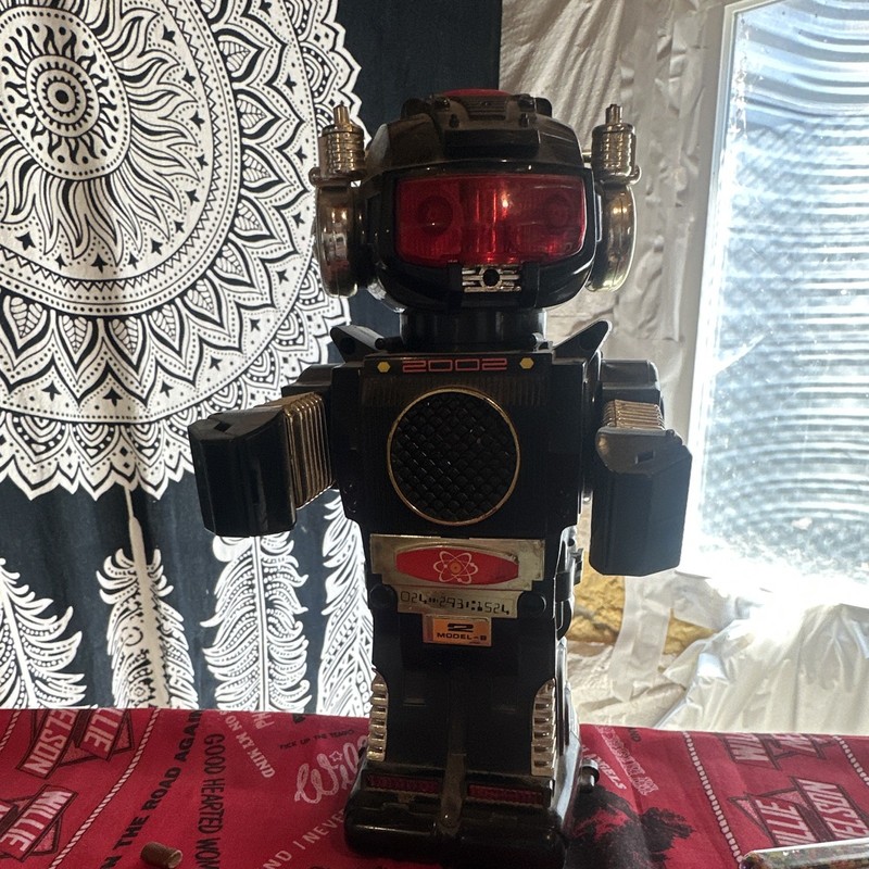 Vintage Battery Operated Robot Toy Figure Black/Red Red Visor MPN 2002