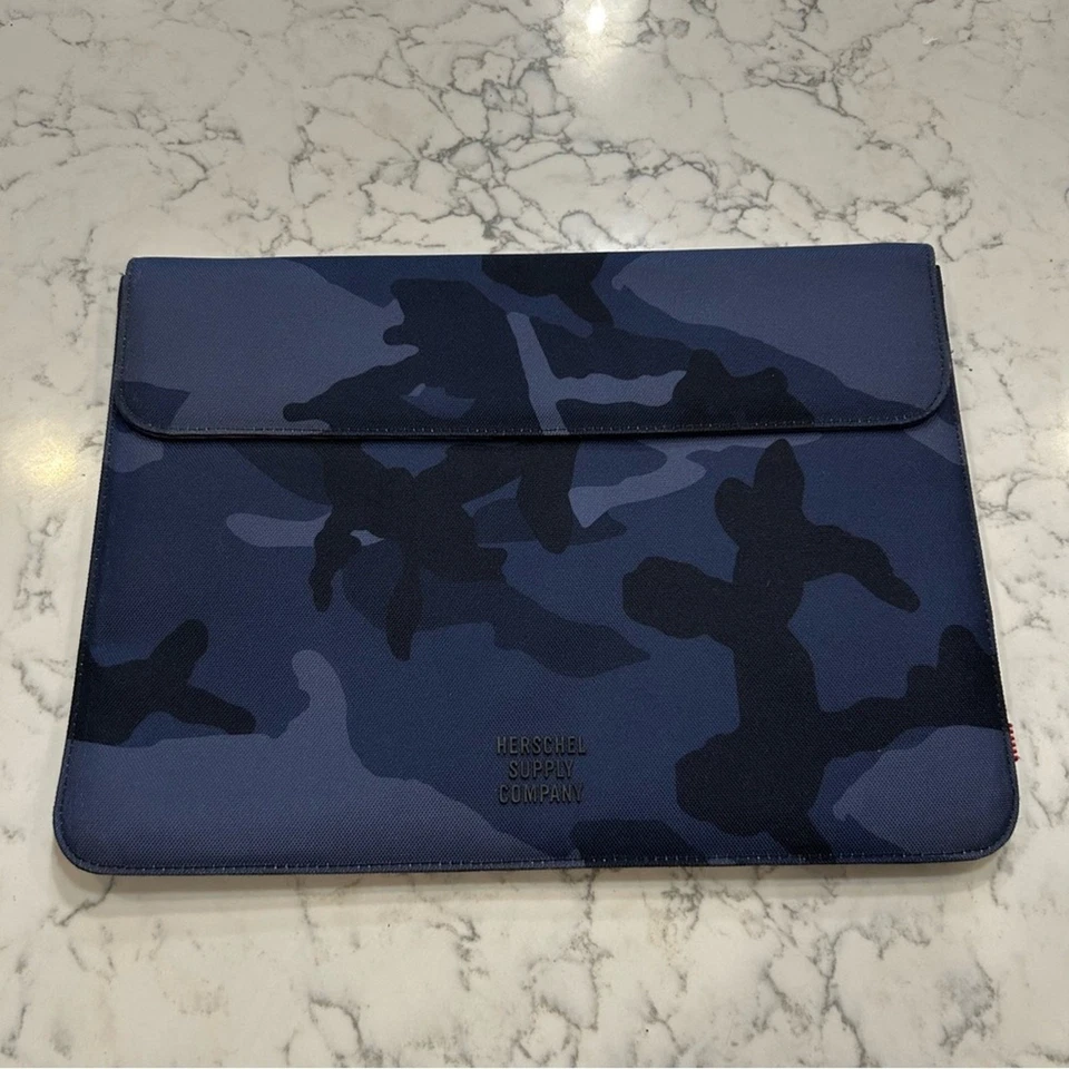 Estuche técnico estampado camuflaje azul marino The Hershel Supply Co Foto 2 de 4