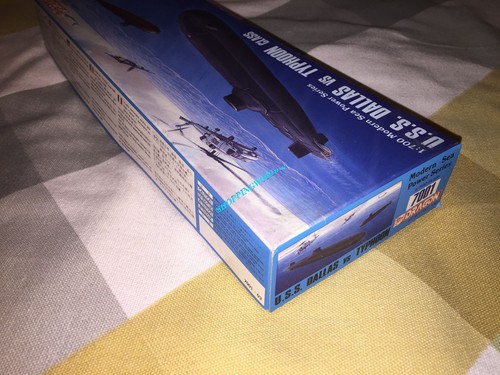 DRAGON 7001 1:700 scale U.S.S. DALLAS VS TYPHOON CLASS Plastic model kit - Picture 4 of 5