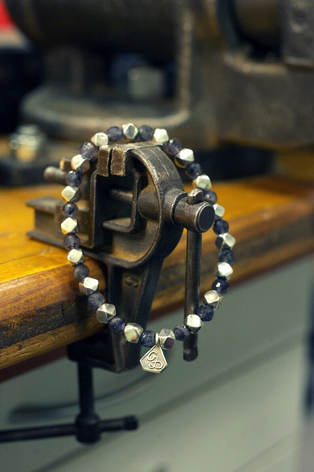 Pulsera para hombre con piedras preciosas genuinas de iolita y cuentas de plata de ley hechas a mano Foto 4 de 4