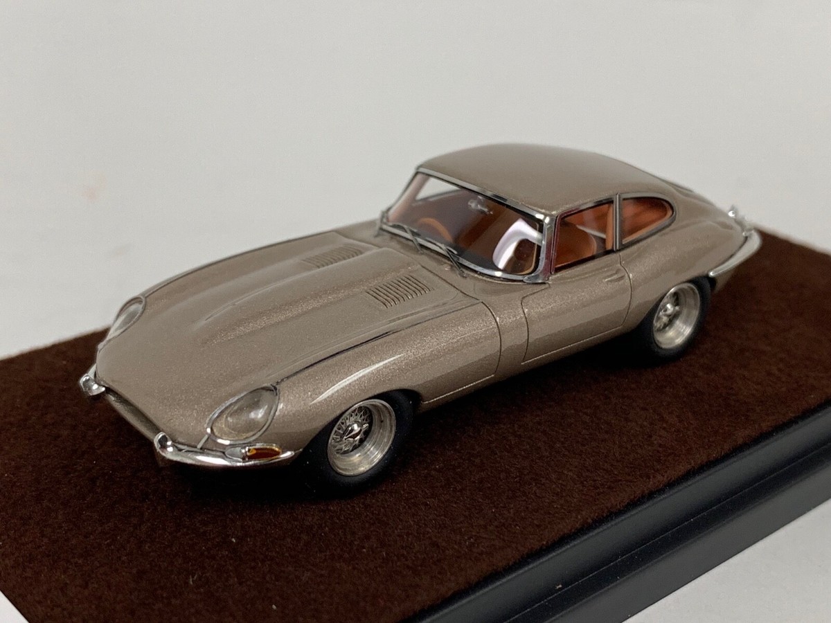 1/64 JEC Jaguar E- Type from 1961 in Gold limited to 499