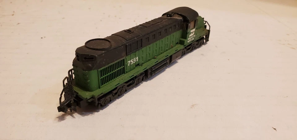 Model Power N Scale Diesel Locomotive Green Burlington Northern #7551 - Image 4 of 4