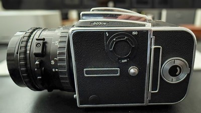 Hasselblad 503CW, Planar CB 2.8/80 T*, A12 und A24 Magazin