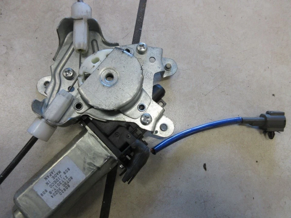 Motor regulador ventana derecha Nissan UD3300 RH 80730-30Z04 Foto 4 de 4