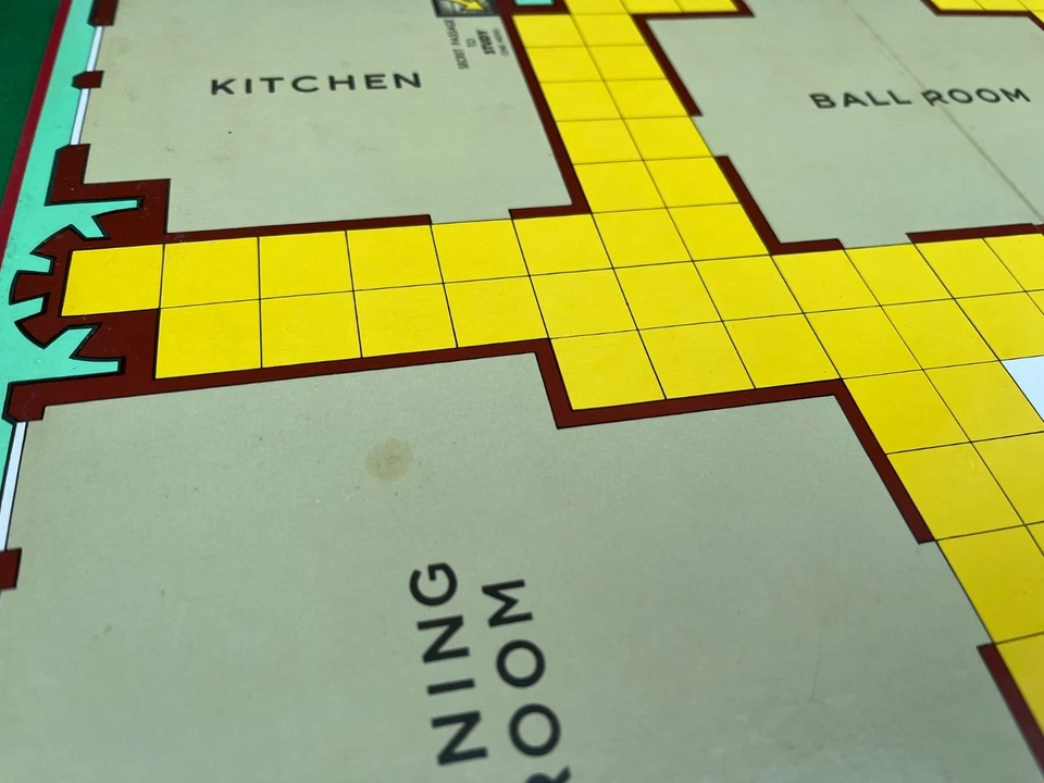 Cluedo Vintage Board Game Contents in Excellent Condition 100% Complete 1990 - Image 4 of 4