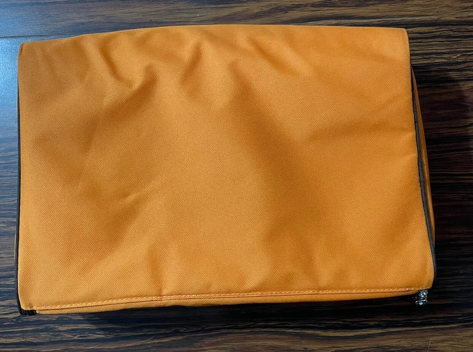 Cazuela de mano aislada Rachael Ray caliente o fría Foto 2 de 4