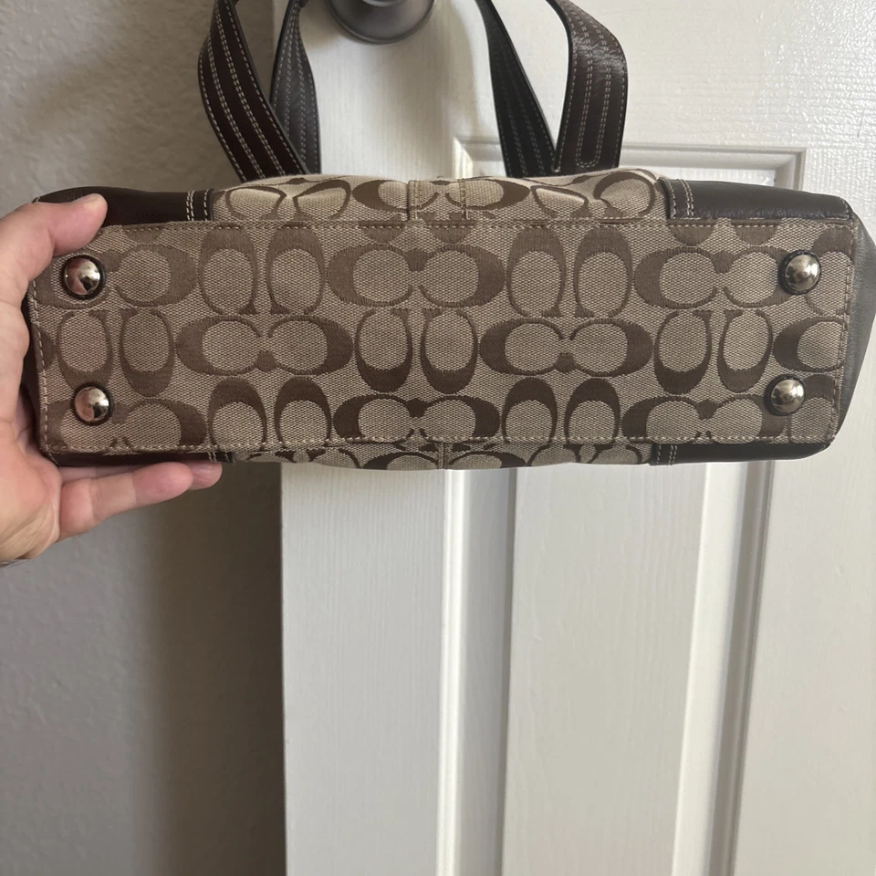 Bolsa de ombro COACH Hampton F13975 Turnlock com assinatura lona de couro marrom - Imagem 2 de 4