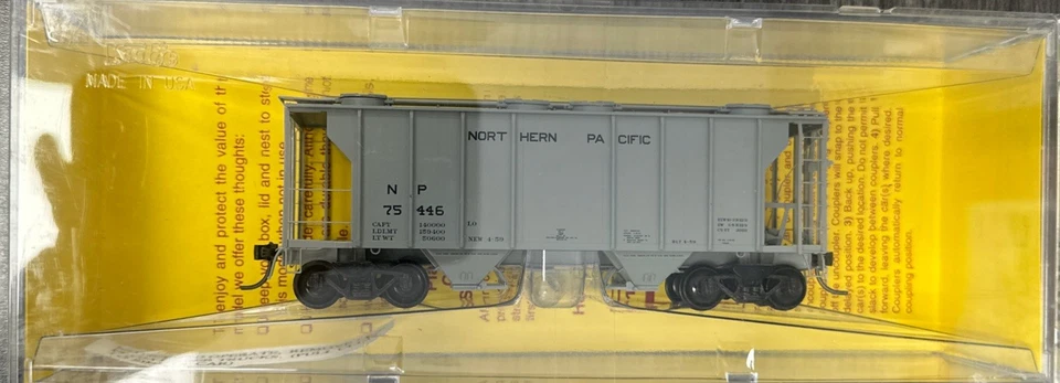 Kadee Cars HO Scale #8011 PS-2 2 Bay Covered Hopper Northern Pacific NIB - Image 2 of 3