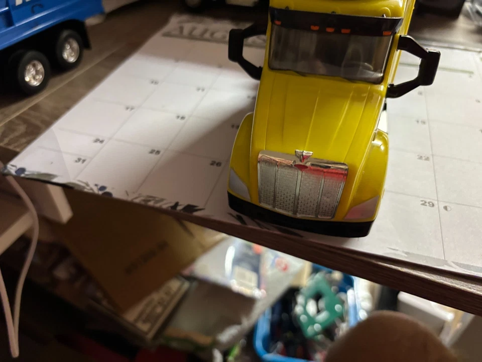 1/32 ERTL PETERBILT 579 DAY CAB SEMI TRACTOR,  NO PACKAGING # B 533 - Image 3 of 4