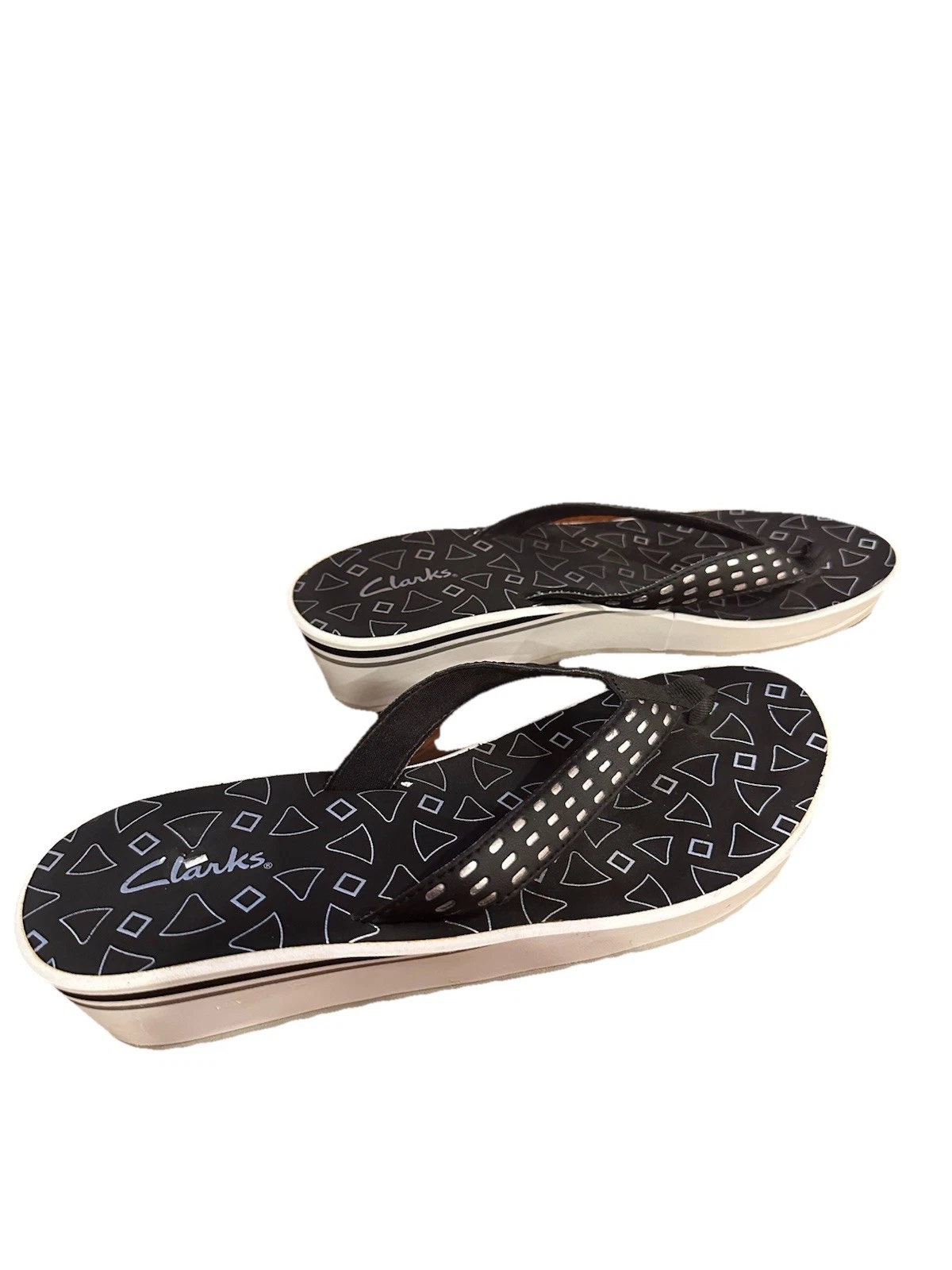 Clarks Liya Bevin sandalo perizoma slip on zeppa bassa nero taglio metallizzato donna 9