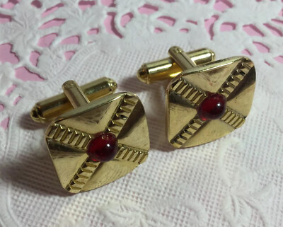 NICE LOOKING VINTAGE PAIR OF SIGNED SPEIDEL GOLDTONE CUFFLINKS RED CABACHONS