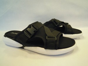 stretchy sandals for wide feet