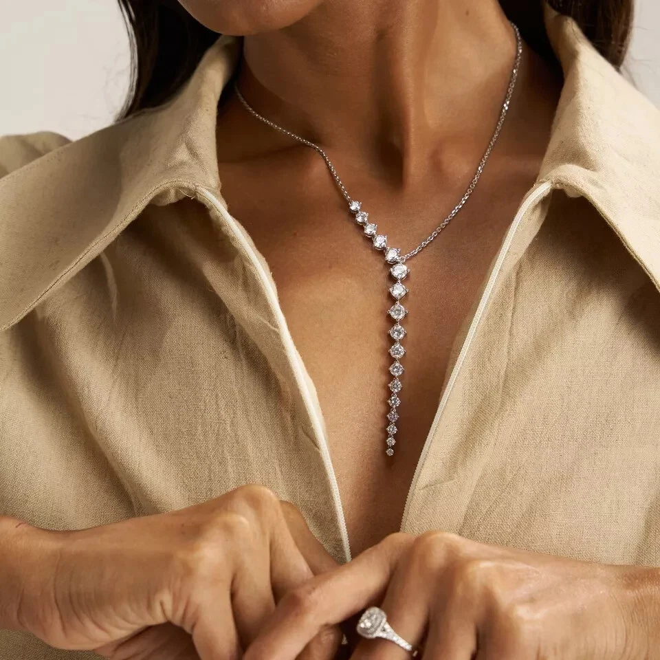 Collar Lariat gota de diamantes de corte redondo de 4 quilates con acabado de oro blanco de 14 quilates Foto 3 de 4