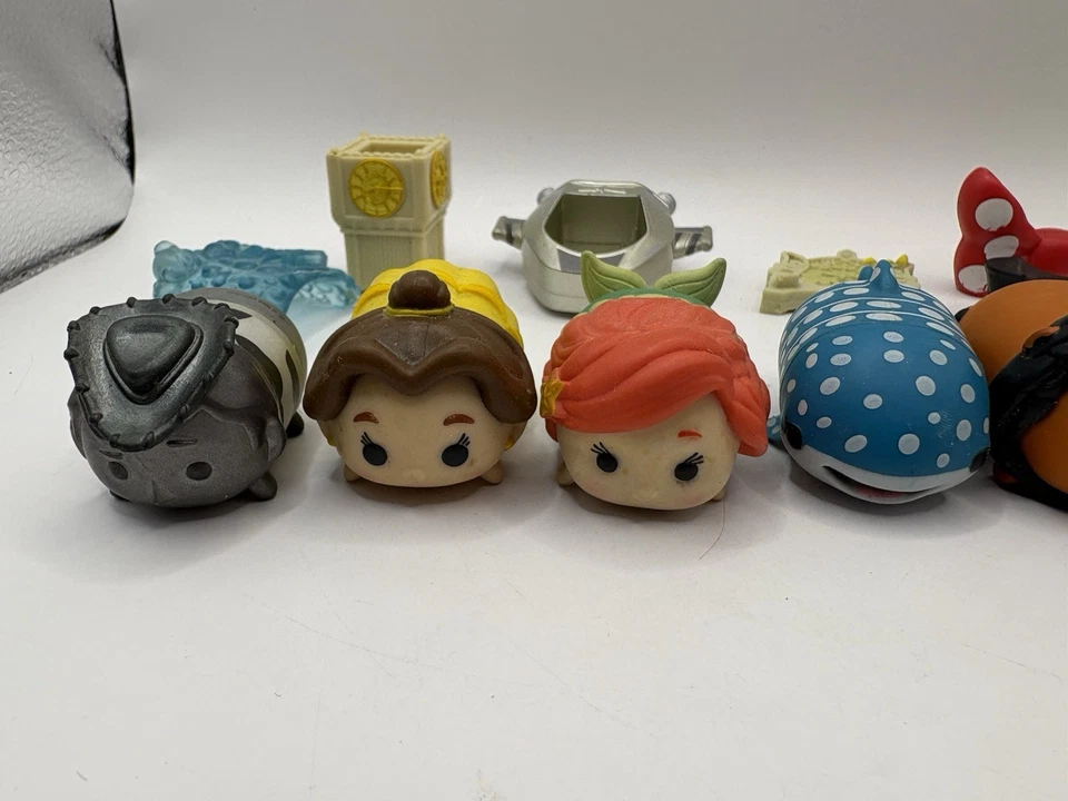 Lote de 11 figuras Disney Tsum Tsum Silver Woody, Sulley, Scar, Gold Mickey, Goofy Foto 4 de 4