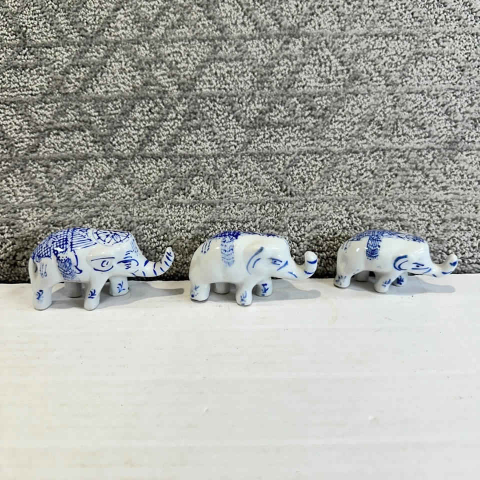 Juego de 3 estatuillas decorativas de elefantes de cerámica azul y blanco Foto 2 de 4