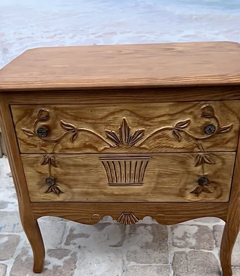 Mesita de noche/extremo Davis Cabinet Co. French Country años 40 con 2 cajones Foto 2 de 4