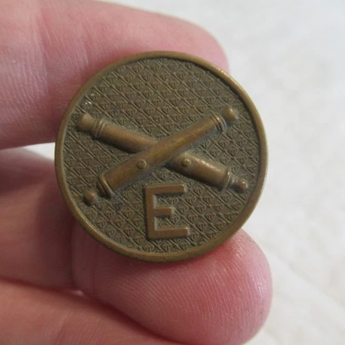 VINTAGE WW1 ERA US MILITARY TUNIC COLLAR PIN  COMPANY  E ARTILLERY