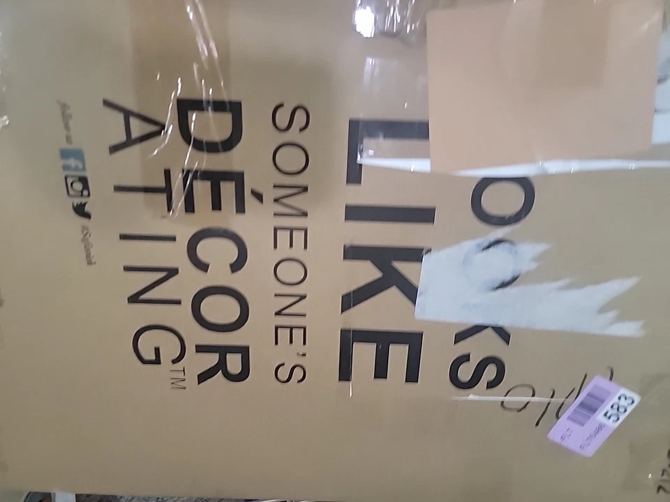 Mesa de comedor SAFAVIEH Luis. Las líneas limpias y los ángulos elegantes del roble medio Foto 4 de 4