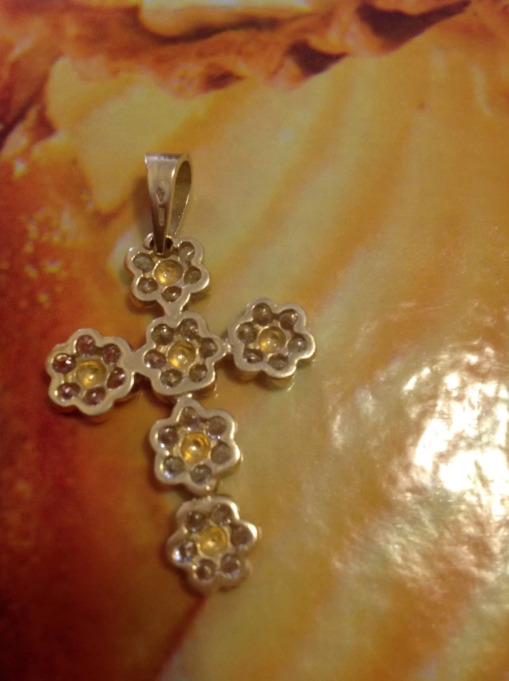 Croce in oro giallo e zirconi - Immagine 2 di 3