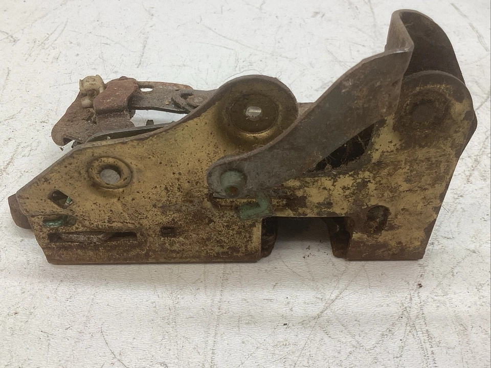 Nuevo de Lote Antiguo 1970 Dodge Plymouth Plumero Dardo lado del conductor cerradura puerta pestillo Foto 4 de 4