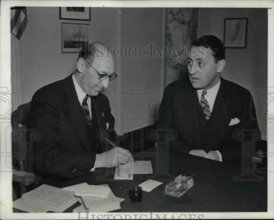 1942 Press Photo Lt. Gov. Charles Poletti Registers for Draft, Archibald Lewines