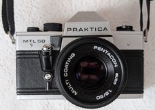 Praktica MTL 50 Pentacon Kamera mit Zubehör wie  Objektiv MC Sonnar 3,5/135 