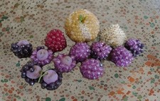 Lot vintage de 13 broches poussoir milieu du siècle paillettes perles faux fruits déco kitsch voir