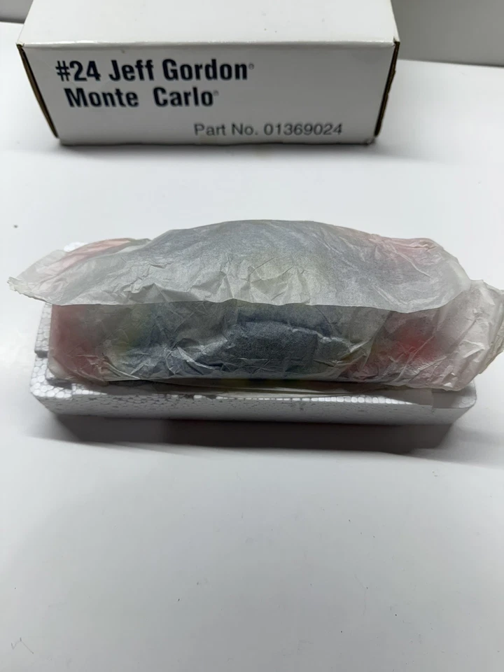 Jeff Gordon Dicast 1995 marca Revell Hemdrick Motorsports #24 Dupont Chevrolet  Foto 2 de 4